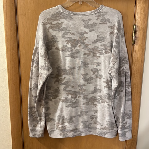 Athleta Women’s Pure Luxe Camo Printed Sweatshirt Gray Size Medium - Picture 8 of 10